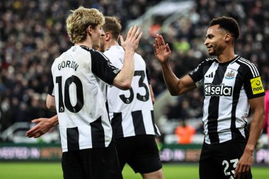 Newcastle United takımından Anthony Gordon, 15 Ocak 2025 'te St. James' s Park, Newcastle, İngiltere 'de oynanan Premier League maçı Newcastle United ile Wolverhampton Wanderers maçında 3-0' lık galibiyetini kutluyor.