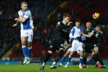 Blackburn Rovers takımından Andreas Weimann 15 Ocak 2025 'te Blackburn, İngiltere' de Blackburn Park 'ta Blackburn Rovers' ın Portsmouth 'a karşı oynadığı Gökyüzü İddia Şampiyonası maçında çekim yapıyor.