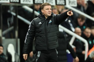 Newcastle United takımının teknik direktörü Eddie Howe, 15 Ocak 2025 'te İngiltere' nin Newcastle şehrinde oynanan Premier League maçı Newcastle United 'a karşı Wolverhampton Wanderers maçında oyuncularına talimat verir.