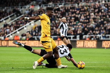 Wolverhampton Wanderers takımından Emmanuel Agbadou, Newcastle United 'ın 15 Ocak 2025' te St. James 's Park, Newcastle' da Wolverhampton Wanderers 'a karşı oynadığı Premier League maçında Jacob Murphy' yi yere serdi.