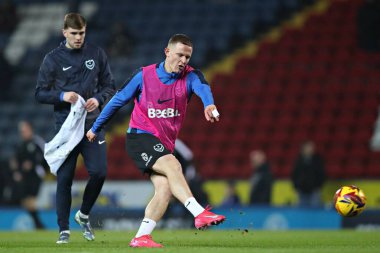 Portsmouth 'lu Colby Bishop, Blackburn, İngiltere' de 15 Ocak 2025 'te oynanan Blackburn Rovers-Portsmouth maçından önce çekim yapıyor.