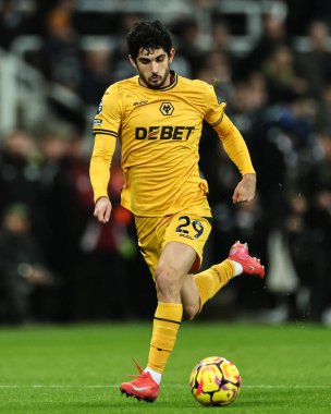 Wolverhampton Wanderers takımından Gonalo Guedes, 15 Ocak 2025 'te İngiltere' nin Newcastle kentinde oynanan Premier League karşılaşmasında topu Wolverhampton Wanderers 'a karşı kullanıyor.