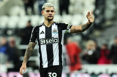 Newcastle United takımından Bruno Guimares, 15 Ocak 2025 'te İngiltere' nin Newcastle kentinde oynanan Premier League maçı sonrasında taraftarlara el sallıyor.