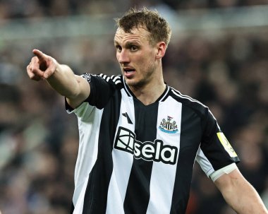 Newcastle United takımından Dan Burn, 15 Ocak 2025 'te İngiltere' nin Newcastle şehrinde oynanan Premier League karşılaşmasında takım arkadaşlarına Newcastle United 'a karşı Wolverhampton Wanderers maçında talimat verdi.