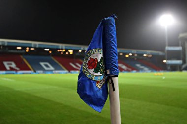 15 Ocak 2025 'te Ewood Park, Blackburn, Birleşik Krallık' ta oynanan Blackburn Rovers-Portsmouth maçında Ewood Park 'ta bir köşe bayrağı vardı.