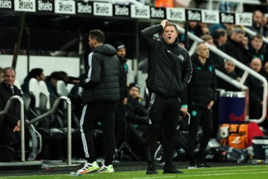 Newcastle United takımının teknik direktörü Eddie Howe, 15 Ocak 2025 'te İngiltere' nin Newcastle şehrinde oynanan Premier League maçı Newcastle United ve Wolverhampton Wanderers maçında tepki gösterdi.