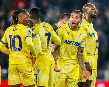 Kristal Saray 'dan Chris Richards, 15 Ocak 2025' te İngiltere 'nin Leicester şehrinin King Power Stadyumu' nda oynanan Premier League maçında takım talimatlarını verir.