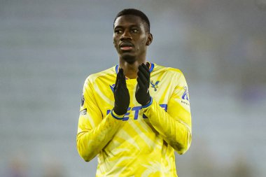 Crystal Palace 'dan İsmaila Sarr, 15 Ocak 2025' te İngiltere 'nin Leicester kentindeki King Power Stadyumu' nda oynanan Premier League maçı sonrasında takımların kazandığı galibiyet sonrasında taraftarları kabul ediyor.