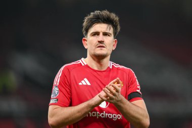 Manchester United takımından Harry Maguire, Manchester United ve Hove Albion 'a karşı 19 Ocak 2025' te oynanan Premier League karşılaşmasının sonunda taraftarları alkışlıyor.