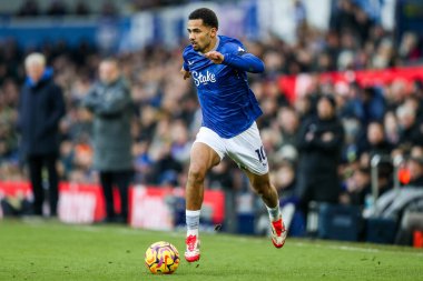 Everton 'dan Iliman Ndiaye, 19 Ocak 2025' te Goodison Park, Liverpool 'da oynanan Premier League maçında topla koşuyor.