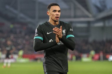 Liverpool 'dan Trent Alexander-Arnold, 18 Ocak 2025' te İngiltere 'nin Gtech Community Stadyumu' nda oynanan Premier League karşılaşmasında Brentford-Liverpool maçında köşeyi dönmeye hazırlanan gezgin taraftarları alkışlıyor.