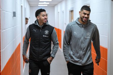 Blackpool 'dan Jordan Lawrence-Gabriel ve Blackpool' dan Ashley Fletcher, 18 Ocak 2025 'te Bloomfield Road, Blackpool' da oynanan Blackpool-Huddersfield Town maçından önce geldiler.