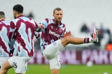 West Ham United takımından Tomas Soucek, 18 Ocak 2025 'te Londra' daki Londra Stadyumu 'nda oynanan Premier League karşılaşması öncesinde ısınıyor.