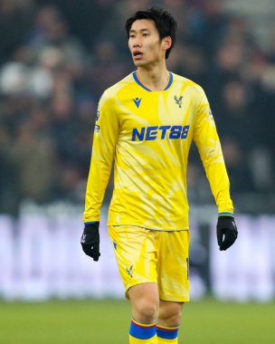 Kristal Saray 'dan Daichi Kamada, Premier Lig maçı sırasında 18 Ocak 2025' te Londra Stadyumu 'nda West Ham United' a karşı Crystal Palace maçına bakıyor.