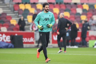 Liverpool 'dan Alisson Becker, Premier Lig maçı sırasında 18 Ocak 2025' te Londra 'daki The Gtech Community Stadyumu' nda Brentford Liverpool 'a karşı oynanan ısınma maçında