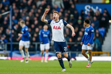 Tottenham Hotspur takımından Dejan Kulusevski, 19 Ocak 2025 tarihinde Goodison Park, Liverpool, İngiltere 'de oynanan Premier League maçında Everton Tottenham Hotspur' a karşı takımın talimatlarını verdi.