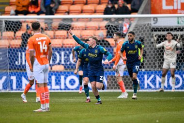 Huddersfield Town 'dan Joe Taylor, 18 Ocak 2025' te Bloomfield Road, Blackpool, İngiltere 'de oynanan Blackpool-Huddersfield maçında 2-1 kazanma hedefini kutluyor.