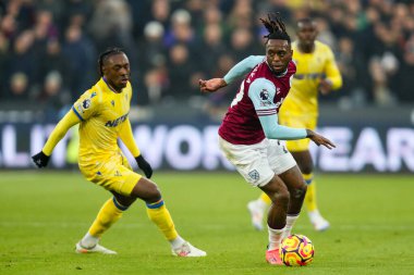 West Ham United takımından Aaron Wan-Bissaka 18 Ocak 2025 'te Londra' daki Londra Stadyumu 'nda oynanan Premier League maçında topu aldı.