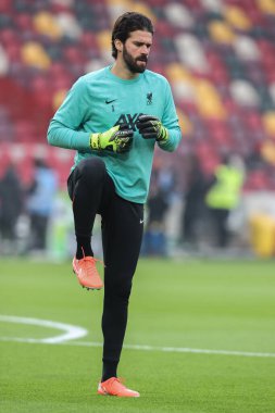 Liverpool 'dan Alisson Becker, Premier Lig maçı sırasında 18 Ocak 2025' te Londra 'daki The Gtech Community Stadyumu' nda Brentford Liverpool 'a karşı oynanan ısınma maçında