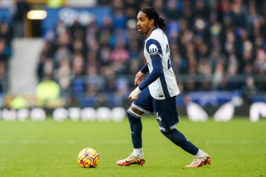Tottenham Hotspur 'dan Djed Spence Premier Lig maçında topla koşuyor Everton Tottenham Hotspur' a karşı Goodison Park, Liverpool, İngiltere, 19 Ocak 2025