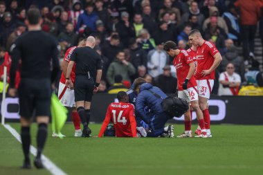 Nottingham Ormanı 'ndan Callum Hudson-Odoi Premier Lig maçı sırasında Nottingham Forest' a karşı Southampton City Ground, Nottingham, İngiltere 'de 19 Ocak 2025' te tedavi görüyor.