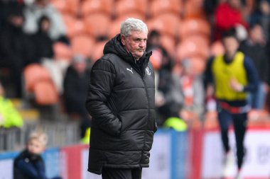 18 Ocak 2025, Bloomfield Road, Blackpool 'da Blackpool-Huddersfield Town maçı sırasında Blackpool' un baş antrenörü Steve Bruce