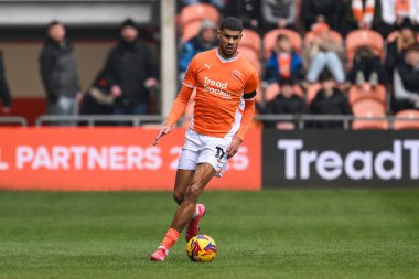 Blackpool 'dan Ashley Fletcher 18 Ocak 2025' te Bloomfield Road, Blackpool 'da oynanan Blackpool-Huddersfield Town maçında topa vuruyor.