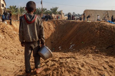 İsrail 'in Gazze' deki savaşın 469. gününde devam eden bombalı saldırı nedeniyle Deir el Balah 'ın batısındaki yerlerinden edilen insanların çadırlarında büyük hasar meydana geldi..