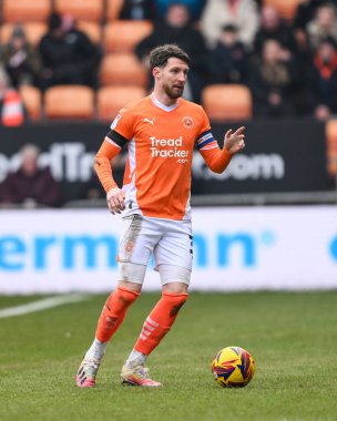 Blackpool 'dan James Husband 18 Ocak 2025' te Bloomfield Road, Blackpool 'da oynanan Blackpool-Huddersfield Town maçında topa vuruyor.