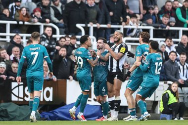 Bournemouth 'dan Justin Kluivert ile Newcastle United' tan Joelinton arasında 18 Ocak 2025 'te St. James' s Park, Newcastle, İngiltere 'de oynanan Premier League maçı Newcastle United ile Bournemouth arasındaki gerginlik alevlendi.