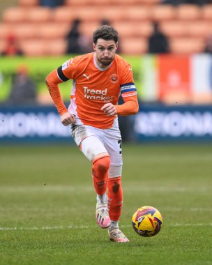 Blackpool 'dan James Husband 18 Ocak 2025' te Bloomfield Road, Blackpool 'da oynanan Blackpool-Huddersfield Town maçında topa vuruyor.