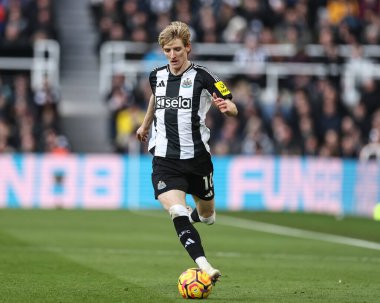 Newcastle United takımından Anthony Gordon, 18 Ocak 2025 'te St. James' s Park, Newcastle, İngiltere 'de oynanan Premier League maçı Newcastle United ve Bournemouth maçında topu aldı.