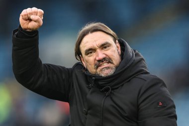 Leeds United 'ın Daniel Farke teknik direktörü Leeds' i 19 Ocak 2025 'te Leeds Road, Leeds' de oynanan Sky Bet Şampiyonası maçında taraftarlarla 56 puanla şampiyonluk maçında 3-0 'lık galibiyetini kutluyor.