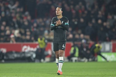 Liverpool 'dan Virgil van Dijk, 18 Ocak 2025' te Londra 'daki Gtech Community Stadyumu' nda oynanan Premier League karşılaşmasında takımını alkışladı.
