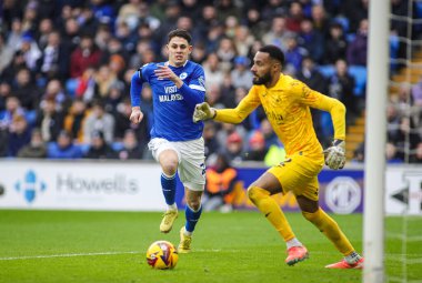 Cardiff City 'den Yusuf Salech, 18 Ocak 2025' te Cardiff City Stadyumu 'nda Cardiff City ile Swansea City arasındaki Sky Bet Şampiyonası maçında Swansea City kalecisi Lawrence Vigourouxu kapattı.