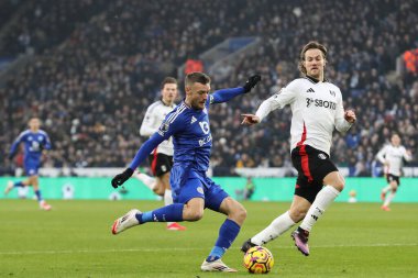 Leicester City 'den Jamie Vardy 18 Ocak 2025' te King Power Stadyumu 'nda Leicester City ile Fulham arasındaki Premier League maçında topu çaprazlıyor.