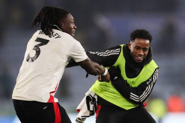 Fulham 'dan Calvin Bassey ve Fulham' dan Ryan Sessegnon, 18 Ocak 2025 'te King Power Stadyumu' nda oynanan Premier League maçından sonra Leicester City ve Fulham maçında şakalaştılar.