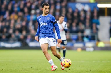 Everton 'dan Iliman Ndiaye, 19 Ocak 2025 tarihinde İngiltere' nin Liverpool kentinde Goodison Park 'ta oynanan Premier League maçında topu geçti.