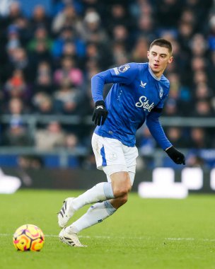 Everton 'dan Vitaliy Mykolenko, 19 Ocak 2025 tarihinde İngiltere' nin Liverpool kentinde Goodison Park 'ta oynanan Premier League maçında topu geçti.