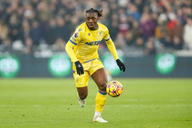 Crystal Palace 'dan Eberechi Eze, 18 Ocak 2025' te Londra 'daki Londra Stadyumu' nda oynanan Premier League maçında topu kırıyor.