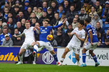 Cardiff City 'den Cian Ashford ve Swansea City' den Josh Tymon, 18 Ocak 2025 'te Cardiff City, Cardiff City Stadyumu' nda oynanan Sky Bet Şampiyonası maçında top için mücadele ettiler.
