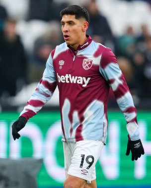 West Ham United takımından Edson Alvarez, 18 Ocak 2025 'te Londra' daki Londra Stadyumu 'nda oynanan Premier League karşılaşması öncesinde ısınıyor.