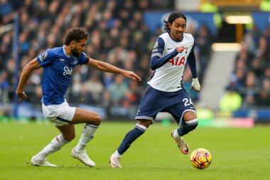 Tottenham Hotspur 'dan Djed Spence, Premier League maçında Everton Tottenham Hotspur' a karşı Goodison Park, Liverpool, Birleşik Krallık, 19 Ocak 2025 'te oynanan Premier League maçında Everton' dan Dominic Calvert-Lewin 'in baskısı altında.
