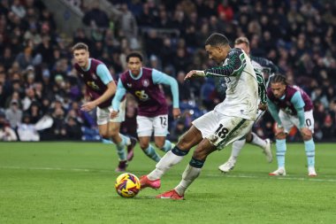 Sunderland 'dan Wilson Isidor ikinci penaltıyı aldı ve Burnley' den James Trafford 17 Ocak 2025 'te Burnley-Sunderland Turf Moor, Burnley maçında ikinci kez kurtardı.