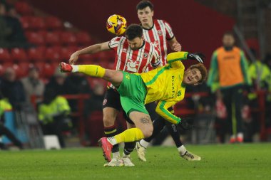 Sheffield United takımından Jack Robinson 18 Ocak 2025 tarihinde Sheffield Lane, Sheffield, İngiltere 'de Sheffield United ile Norwich City arasındaki maçta Norwich City' den Josh Sargent 'a meydan okuyor.