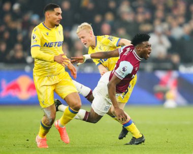 West Ham United 'dan Muhammed Kudus, 18 Ocak 2025' te Londra 'daki Londra Stadyumu' nda oynanan Premier League maçı sırasında Crystal Palace 'dan Will Hughes' a meydan okudu.