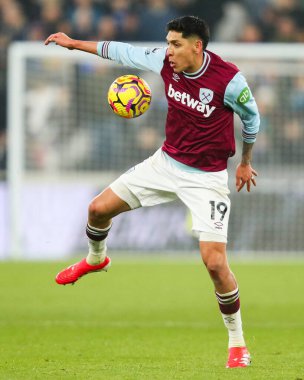 West Ham United takımından Edson Alvarez 18 Ocak 2025 'te Londra' daki Londra Stadyumu 'nda oynanan Premier League maçında topu kontrol ediyor.