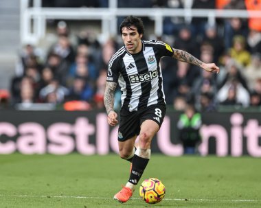Newcastle United takımından Sandro Tonali, 18 Ocak 2025 'te St. James' s Park, Newcastle 'da oynanan Premier League maçı Newcastle United ve Bournemouth maçında topu bırakıyor.