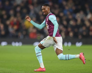 Burnley 'den Jaidon Anthony 17 Ocak 2025' te Burnley, Burnley, İngiltere 'deki Turf Moor' da Burnley 'e karşı oynadığı Gökyüzü İddia Şampiyonası maçında topu kovalıyor.