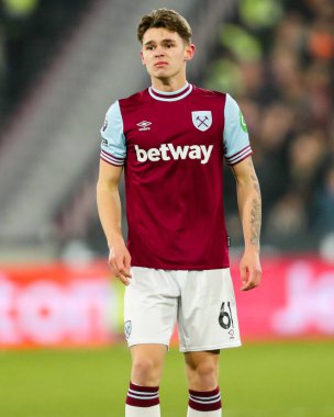 West Ham United takımından Lewis Orford, 18 Ocak 2025 'te Londra Stadyumu' nda oynanan Premier League maçı sırasında izlemektedir.